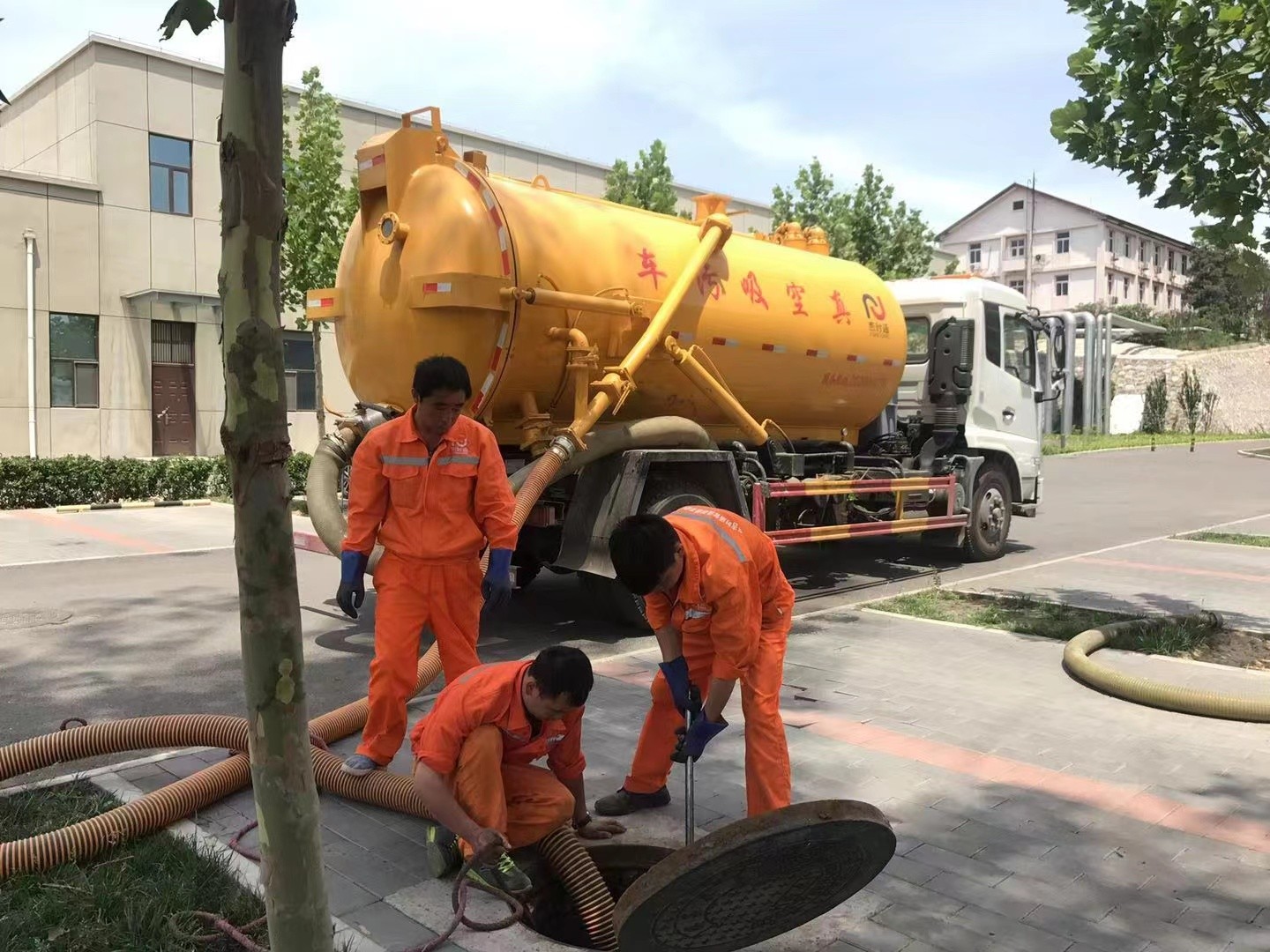 双清管道疏通车停在窨井附近