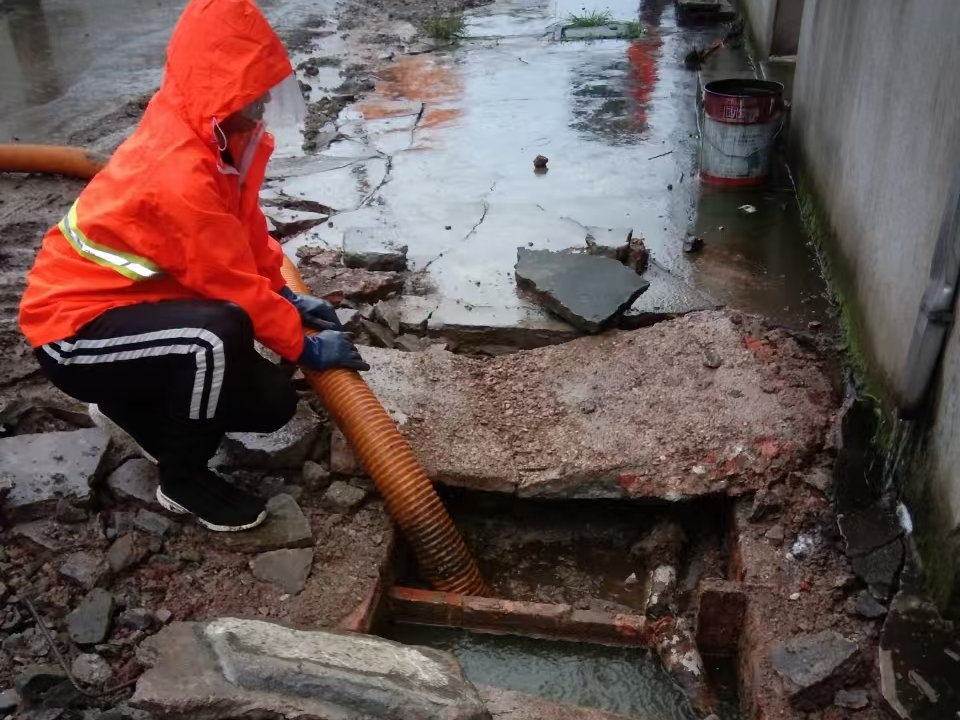 双清专业清理污水池 炜誉市政以规范流程守护城市 “肠道”