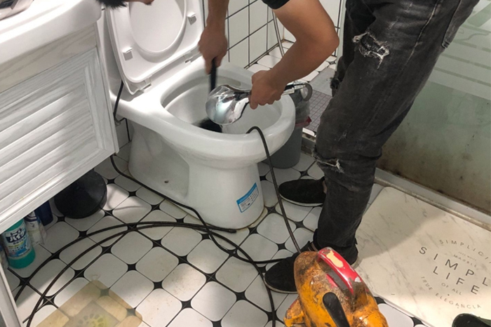 双清马桶堵塞自己疏通还是找师傅?专业上门服务让你省时更省心