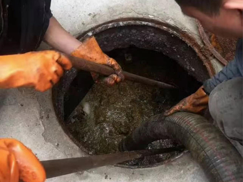 双清清理化粪池时如何避免沼气的危害?